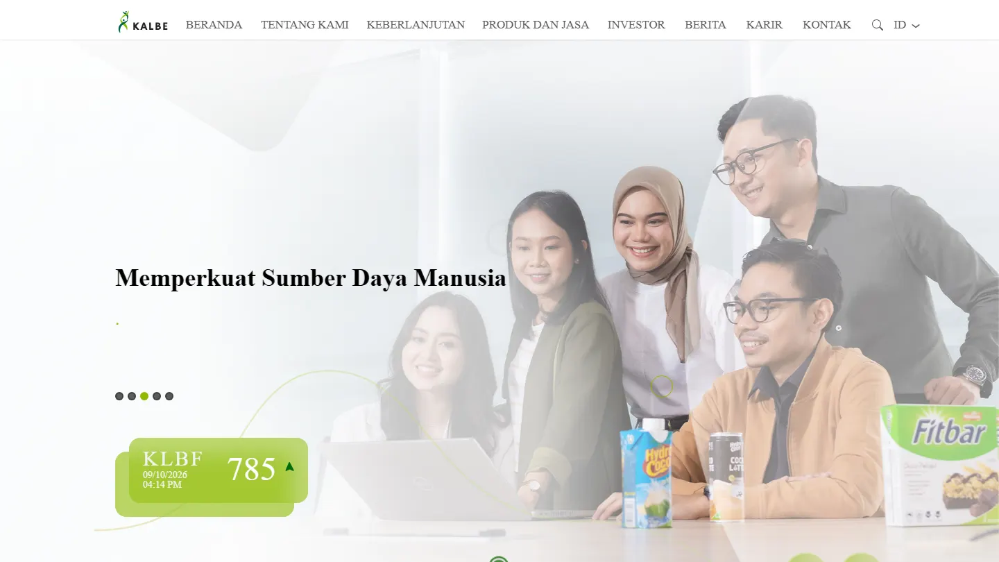 Tangkapan layar beranda kalbe.co.id versi bahasa Indonesia: logo Kalbe, menu Beranda, Tentang Kami, Keberlanjutan, Produk dan Jasa, Investor, Berita, Karir, Kontak, judul Memperkuat Sumber Daya Manusia di atas foto karyawan, dan kotak harga saham KLBF
