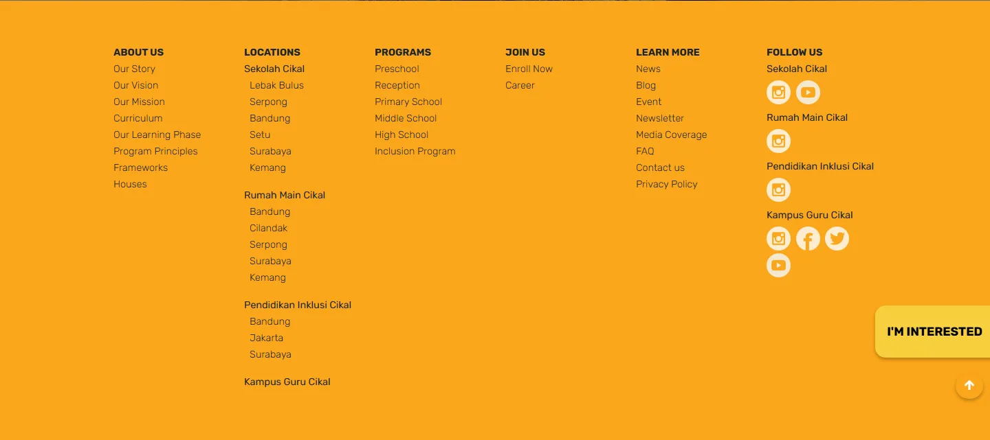 Tangkapan layar footer oranye situs Sekolah Cikal dengan enam kolom: About Us, Locations berisi daftar kampus Sekolah Cikal, Rumah Main Cikal, Pendidikan Inklusi Cikal, dan Kampus Guru Cikal per kota, Programs dari Preschool sampai High School dan Inclusion Program, Join Us berisi Enroll Now dan Career, Learn More berisi News, Blog, Event, FAQ, Contact us, Privacy Policy, serta Follow Us dengan ikon media sosial per unit