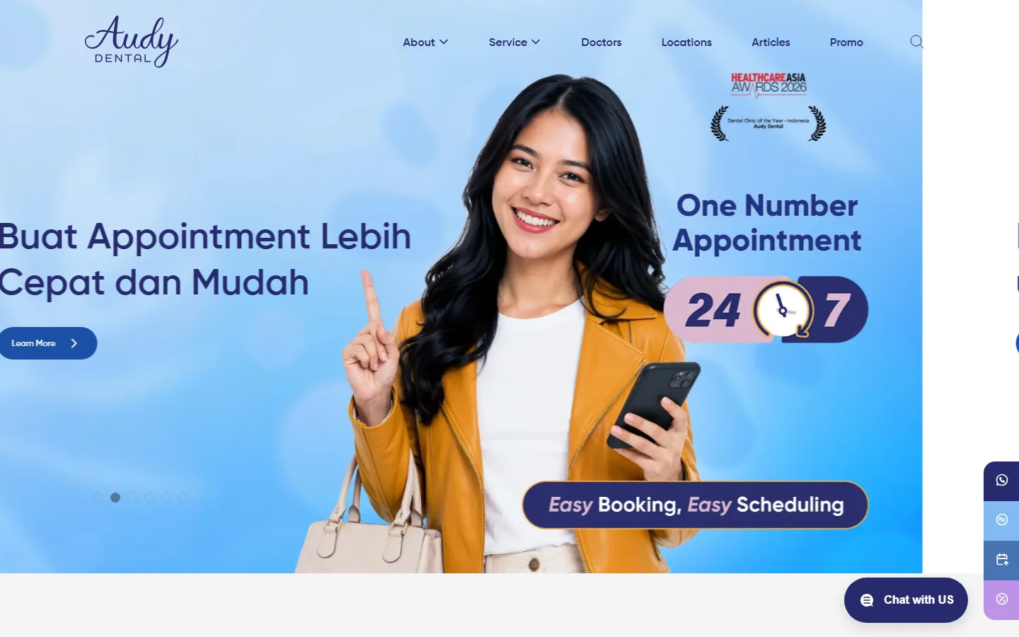 Tangkapan layar layar pertama beranda Audy Dental: logo dan menu About, Service, Doctors, Locations, Articles, Promo, judul Buat Appointment Lebih Cepat dan Mudah dengan tombol Learn More, foto perempuan memegang ponsel, tulisan One Number Appointment 24/7 dan Easy Booking, Easy Scheduling, logo penghargaan, deretan tombol WhatsApp dan jadwal di sisi kanan, serta tombol Chat with US