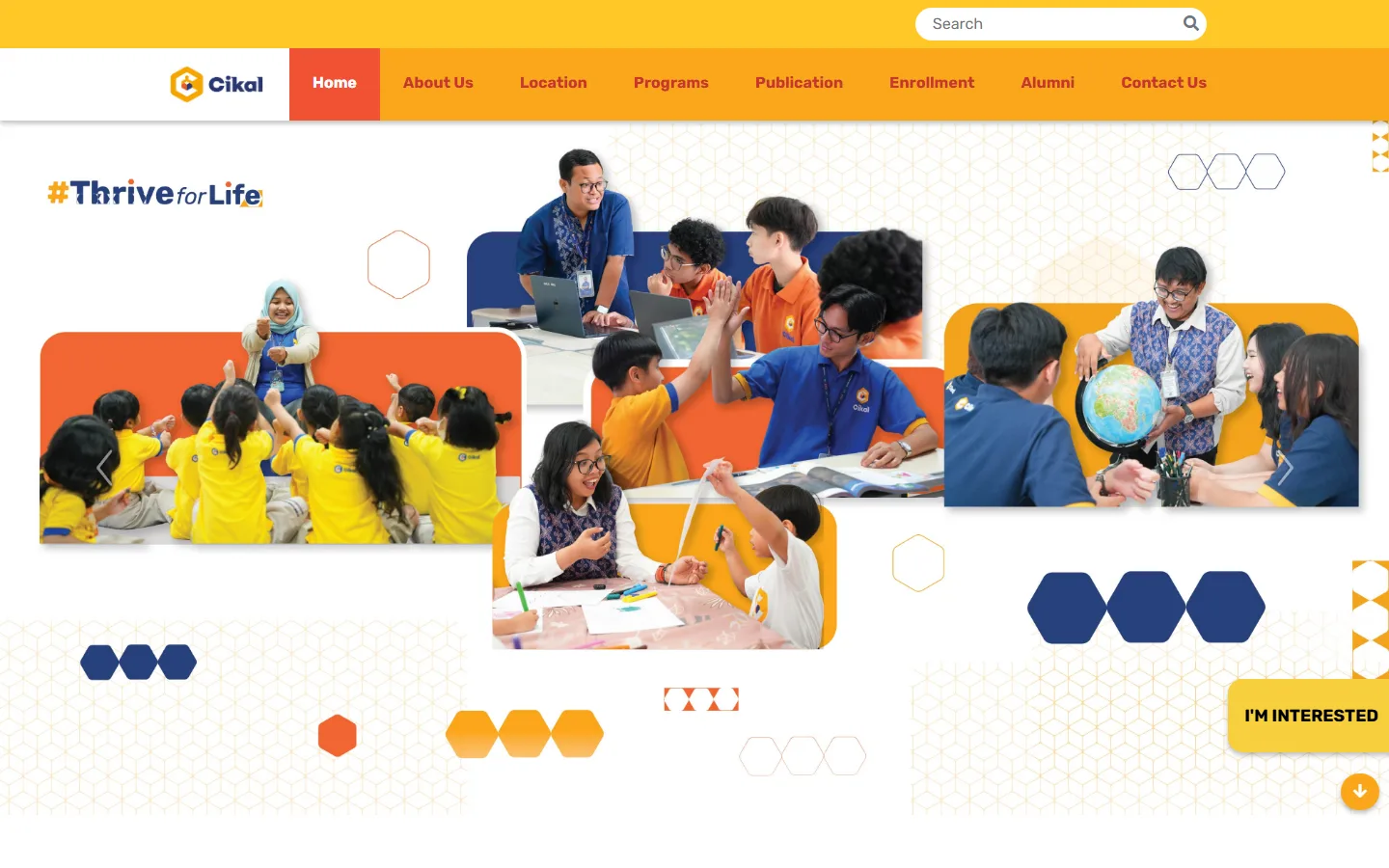 Tangkapan layar layar pertama beranda Sekolah Cikal: kotak pencarian, logo Cikal, menu Home, About Us, Location, Programs, Publication, Enrollment, Alumni, Contact Us, tagar Thrive for Life, kolase foto guru dan murid sedang belajar, dan tombol I'M INTERESTED yang menempel di sisi kanan
