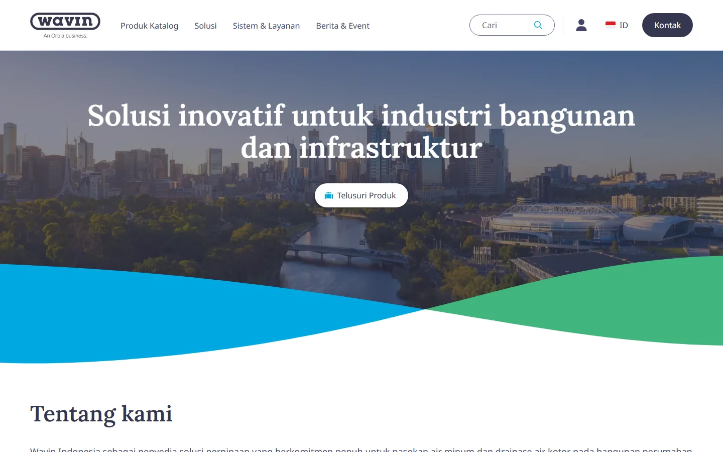 Tangkapan layar layar pertama beranda Wavin Indonesia: logo Wavin, menu Produk Katalog, Solusi, Sistem dan Layanan, Berita dan Event, kotak pencarian, tombol Kontak, judul Solusi inovatif untuk industri bangunan dan infrastruktur di atas foto udara kota dan sungai, tombol Telusuri Produk, dan awal seksi Tentang kami