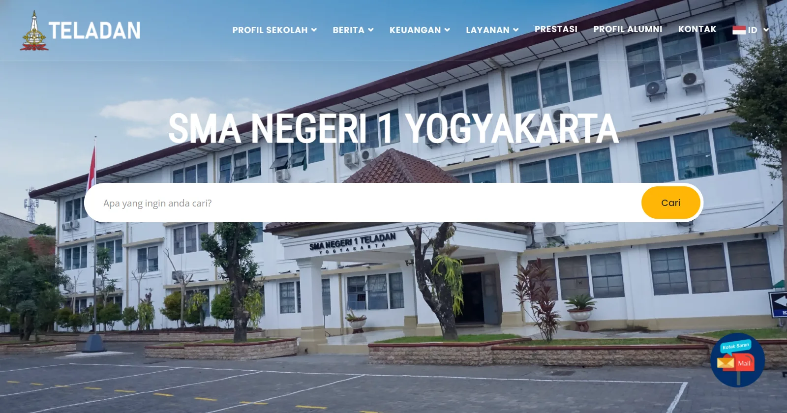 Tangkapan layar layar pertama beranda website SMA Negeri 1 Yogyakarta: logo Teladan, menu Profil Sekolah, Berita, Keuangan, Layanan, Prestasi, Profil Alumni, Kontak, judul nama sekolah di atas foto gedung sekolah, dan kotak pencarian