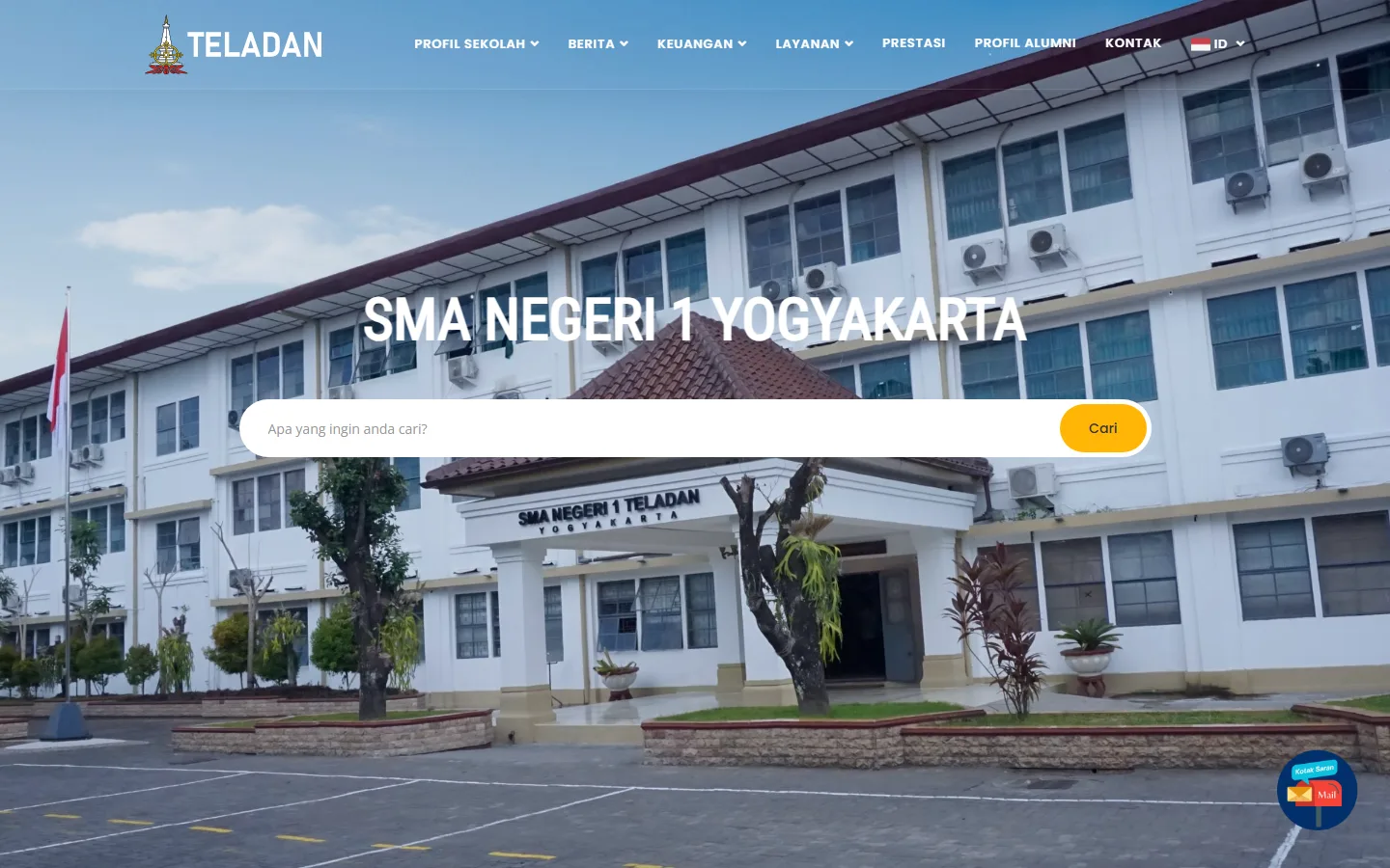 Tangkapan layar layar pertama beranda website SMA Negeri 1 Yogyakarta: logo Teladan, menu Profil Sekolah, Berita, Keuangan, Layanan, Prestasi, Profil Alumni, Kontak, pilihan bahasa, judul SMA Negeri 1 Yogyakarta di atas foto gedung sekolah bertingkat dengan tiang bendera, kotak pencarian Apa yang ingin anda cari, dan tombol Kotak Saran di pojok kanan bawah