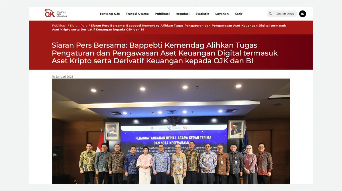 Tangkapan layar halaman siaran pers OJK berjudul Siaran Pers Bersama: Bappebti Kemendag Alihkan Tugas Pengaturan dan Pengawasan Aset Keuangan Digital termasuk Aset Kripto serta Derivatif Keuangan kepada OJK dan BI, bertanggal 10 Januari 2025, dengan foto acara penandatanganan berita acara serah terima