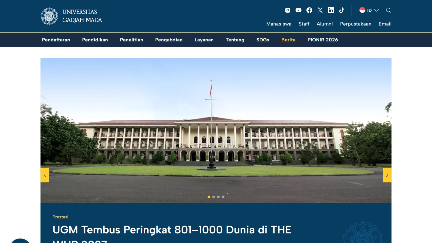 Tangkapan layar beranda ugm.ac.id: logo Universitas Gadjah Mada, tautan Mahasiswa, Staff, Alumni, Perpustakaan, dan Email, menu Pendaftaran, Pendidikan, Penelitian, Pengabdian, Layanan, Tentang, dan Berita, serta foto gedung pusat UGM dengan judul berita di bawahnya