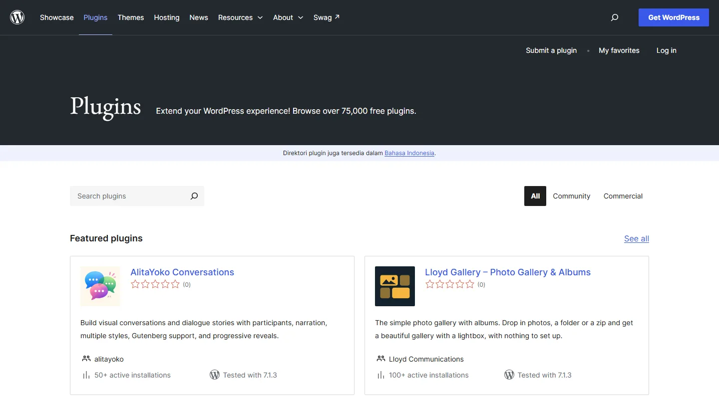 Tangkapan layar direktori plugin wordpress.org: judul Plugins dengan kalimat Extend your WordPress experience! Browse over 75,000 free plugins, pita info direktori plugin juga tersedia dalam Bahasa Indonesia, kolom pencarian plugin, tab All, Community, Commercial, dan bagian Featured plugins berisi kartu plugin beserta rating, jumlah pemasangan aktif, dan keterangan Tested with 7.1.3