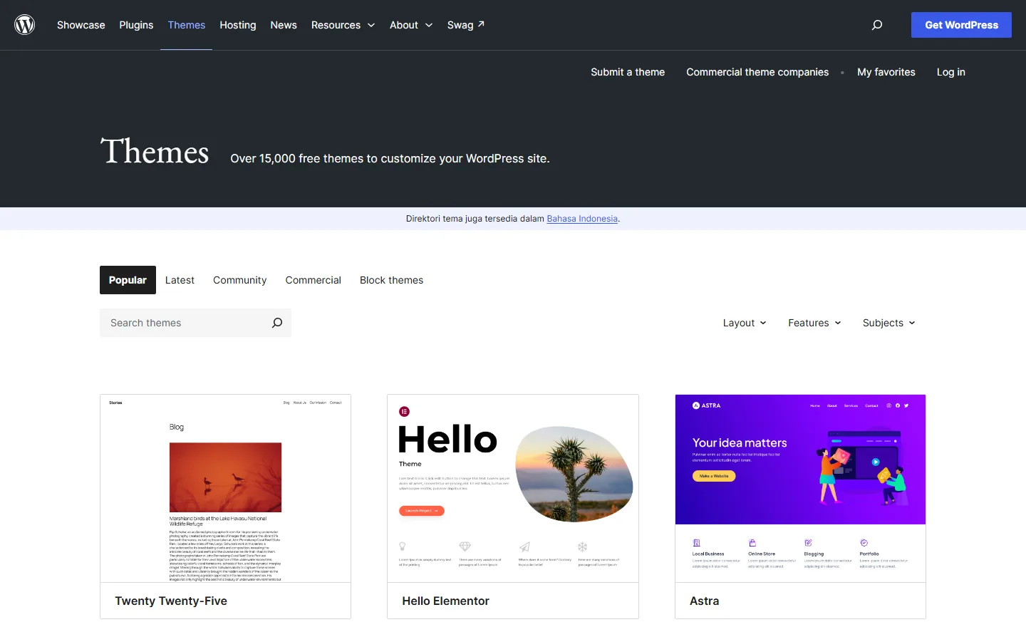 Tangkapan layar direktori tema wordpress.org: judul Themes dengan kalimat Over 15,000 free themes to customize your WordPress site, tab Popular, Latest, Community, Commercial, Block themes, kolom pencarian tema, filter Layout, Features, Subjects, dan tiga kartu tema Twenty Twenty-Five, Hello Elementor, dan Astra